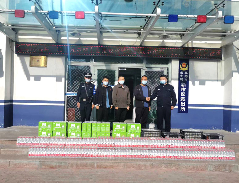 1656988818765670.jpg 圖為:烏蘇北園春市場(chǎng)“五一”慰問(wèn)抗疫一線公安干警_副本.jpg